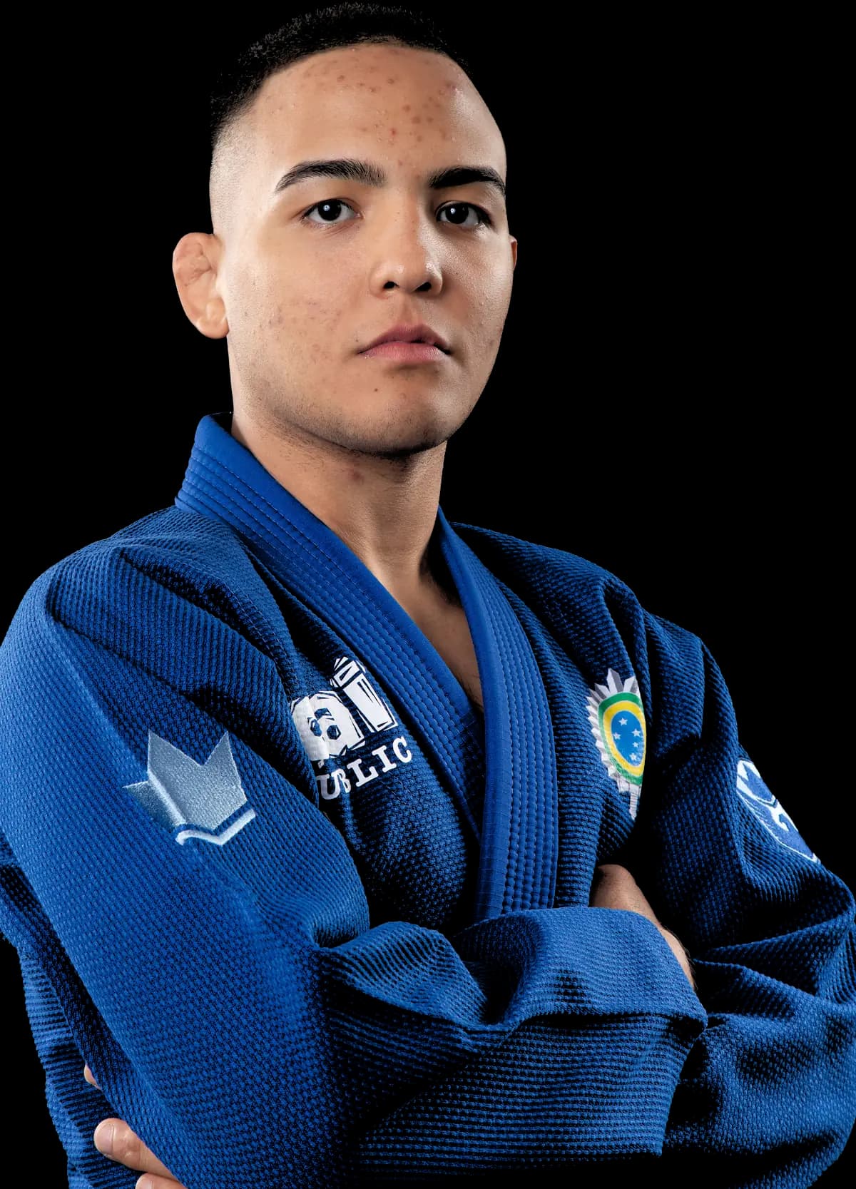 Diogo Reis de braços cruzados, de kimono azul