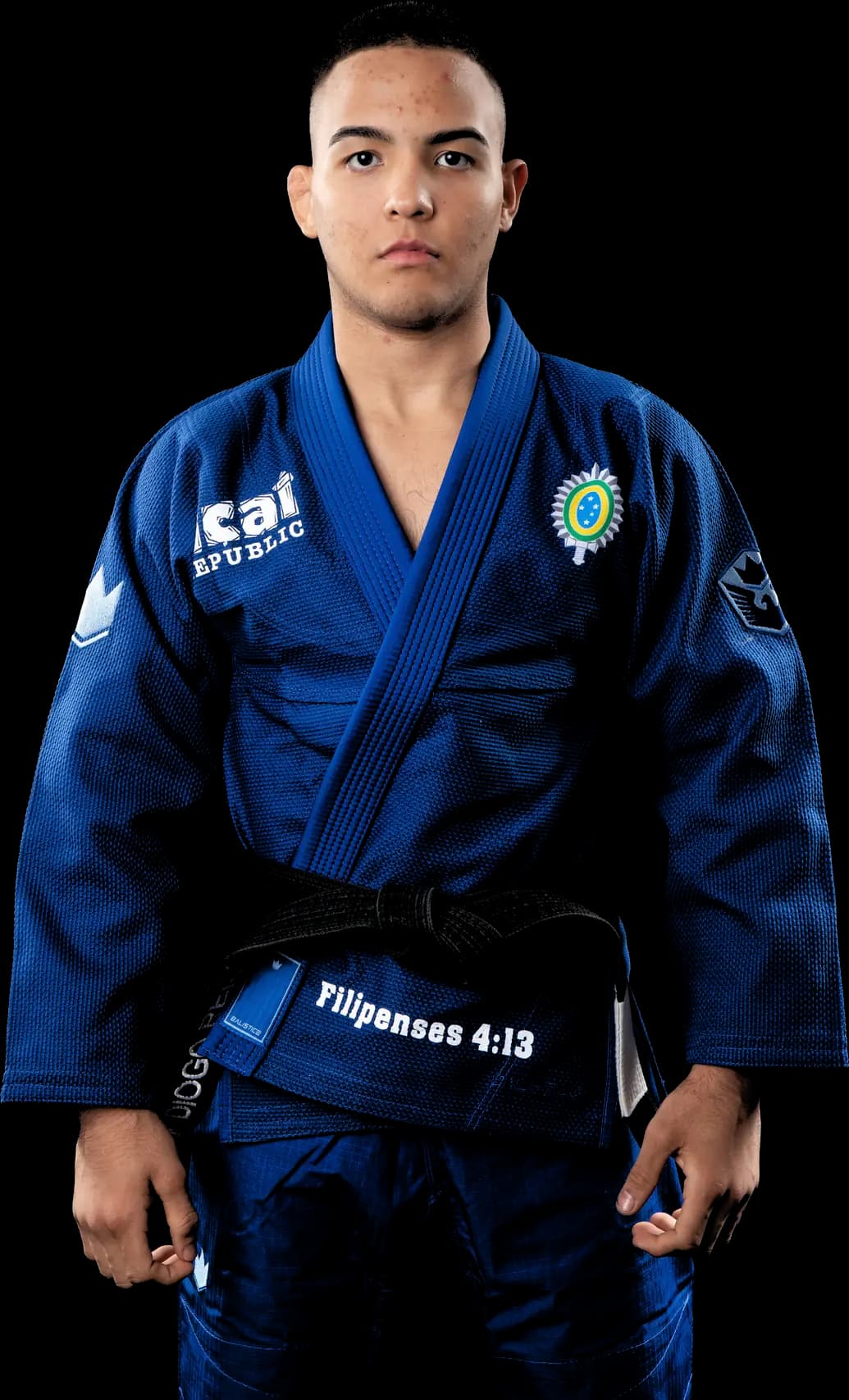 Diogo “Baby Shark” Reis de kimono e faixa preta, de corpo inteiro